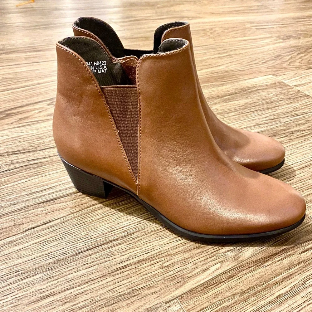 Munro Brown Ankle Booties. women’s size 7